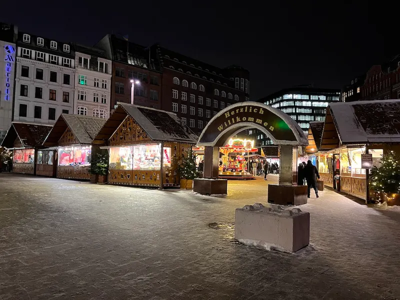 Weihnachtsmarkt Gänsemarkt - Märchenhaftes Lebkuchendorf