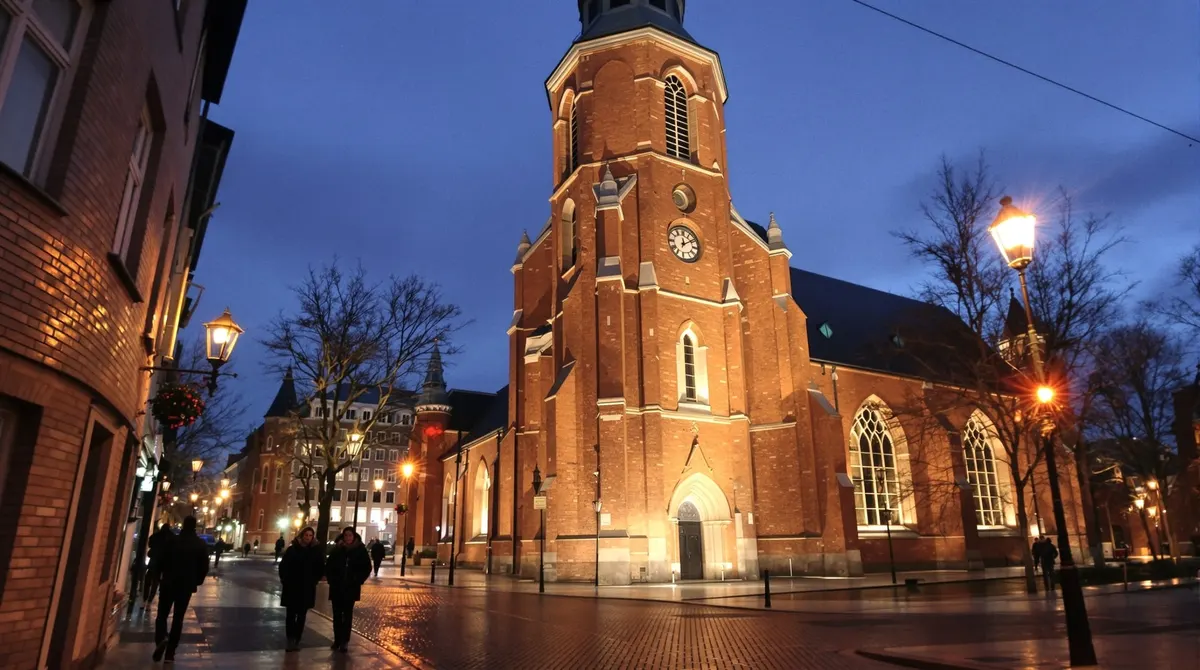 Menschen gehen am Heiligabend in der Dämmerung zum Michel