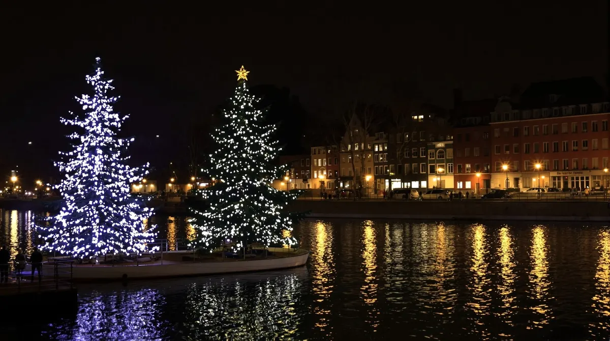 Beleuchtete Alstertanne auf der Binnenalster am Abend, Spiegelungen der Fassaden am Ballindamm