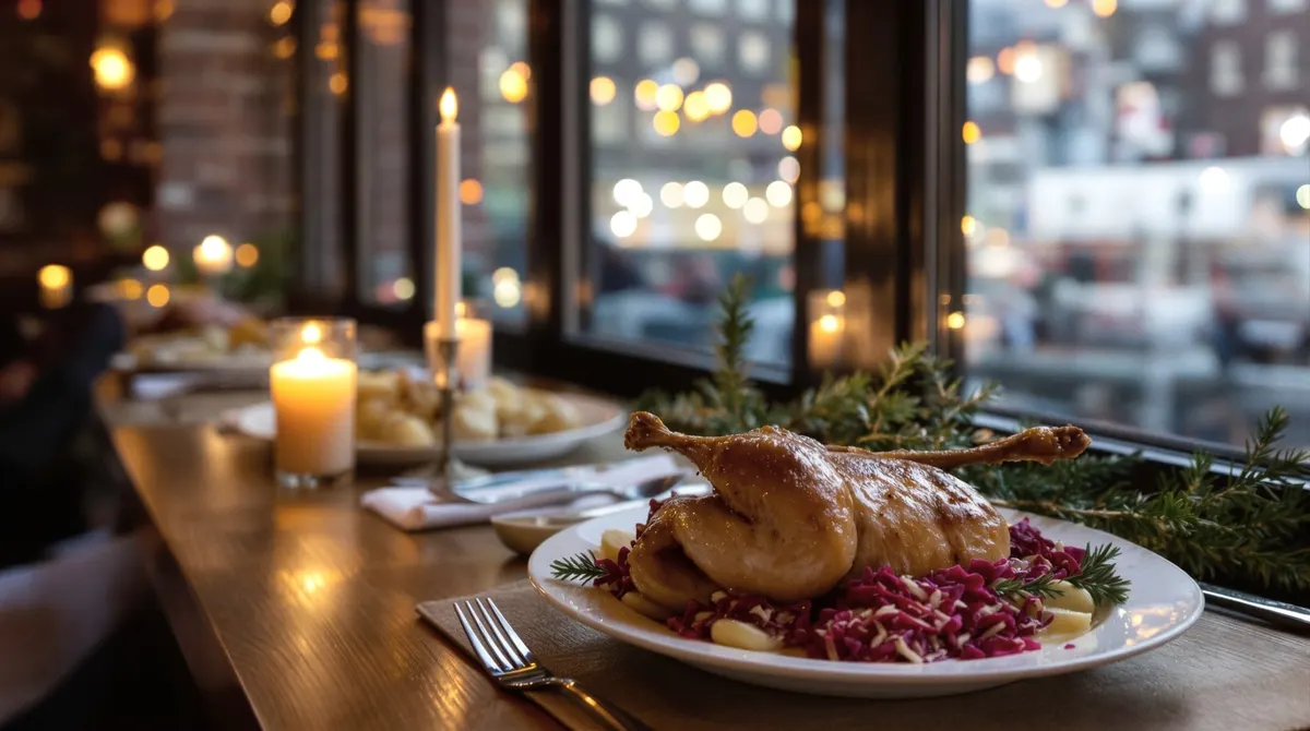 Gänsebraten mit Rotkohl und Klößen am Fenster eines Restaurants in der Speicherstadt