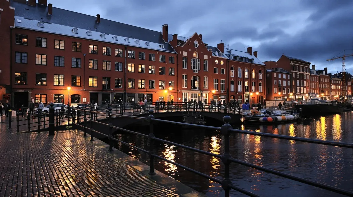 Speicherstadt mit Backsteinspeichern und Fleet in der Dezemberdämmerung
