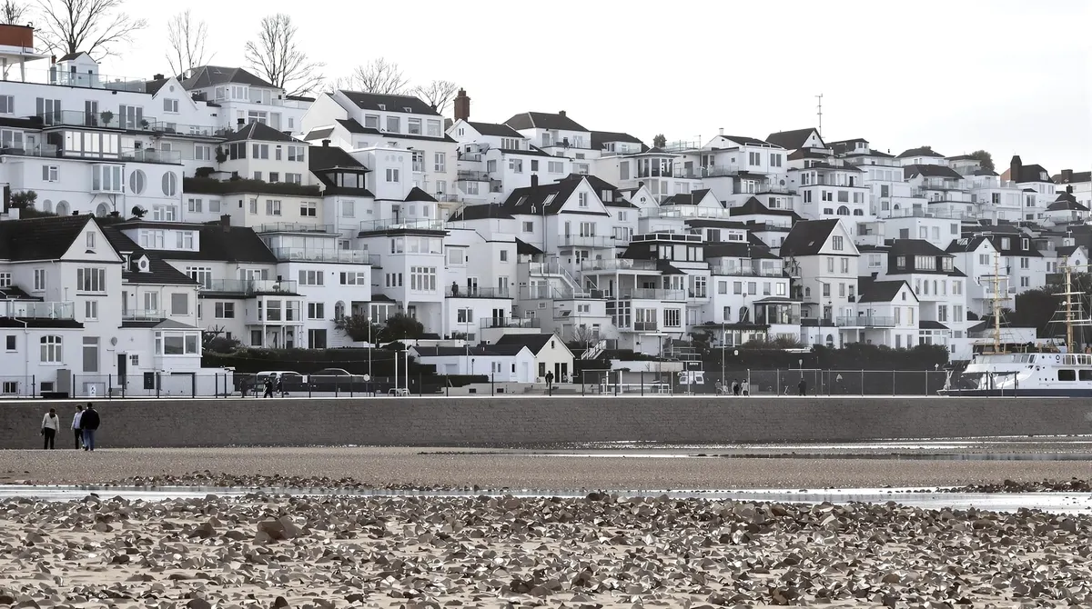 Neujahrsspaziergang am Elbstrand in Blankenese mit Treppenviertel im Hintergrund
