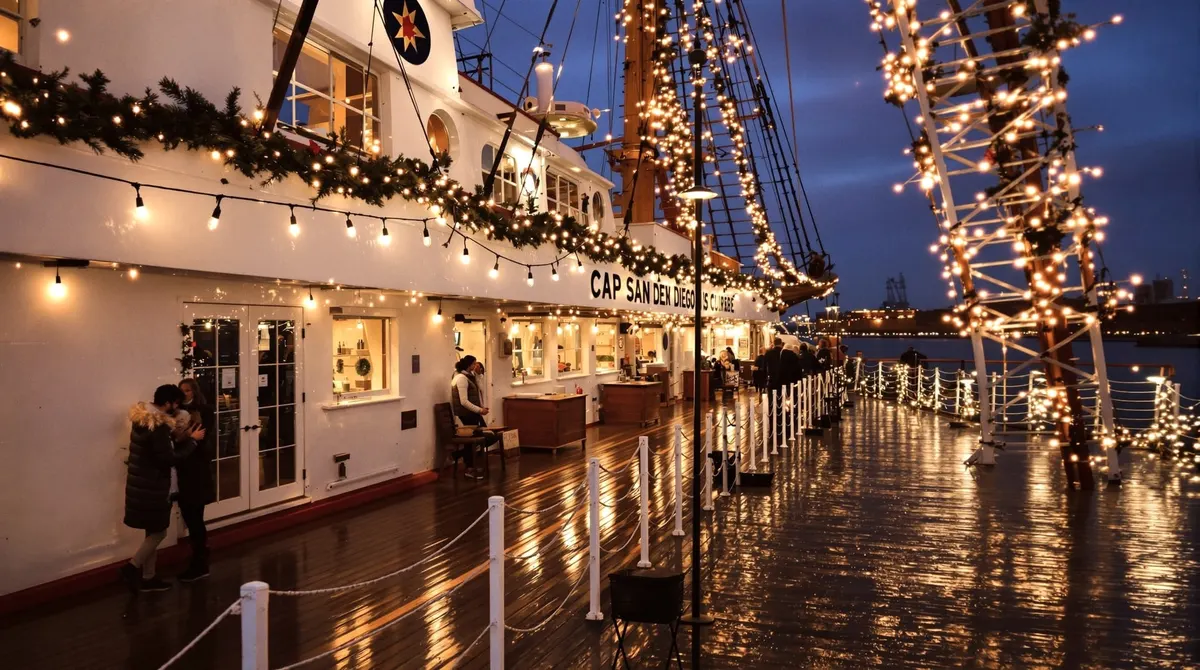 Weihnachtlich beleuchtetes Deck der Cap San Diego an der Überseebrücke in der Dämmerung